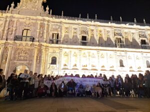 Las asistentes de la Fundación CERMI Mujeres en la manifestación del movimiento feminista de León