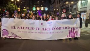 Imagen de las participantes durante la marcha del 25 N. Aparece la pancarta de Fundación CERMI Mujeres "El silencio te hace cómplice"