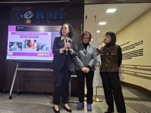 Imagen donde sale Ana Peláez, Pilar Villarino y Sara De Torres en las conclusiones del acto