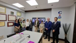 Fotografía de familia en la jornada de puertas abiertas de fundación CERMI Mujeres junto a los diputados y senadores 