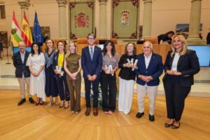 Fotografía de familia. Entrega de premio a Manuela Muro 