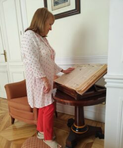 Imagen de Mayte Antona. Aparece viendo un libro antiguo