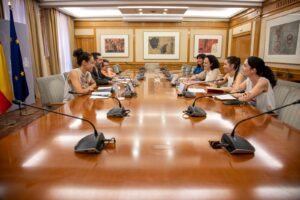 Imagen de la mesa de trabajo con el ministro y FCM